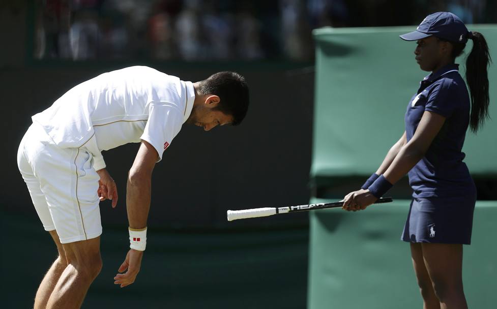 Djokovic sembra quasi inginocchiarsi prima di recuperare la sua racchetta (Reuters)